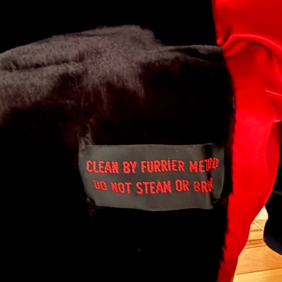 Luxurious Black Fur-Trimmed Trench Coat - Picture 6 of 8